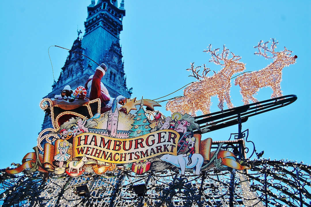 Hamburger-Weihnachtsmarkt-fliegender-Weihnachtsmann