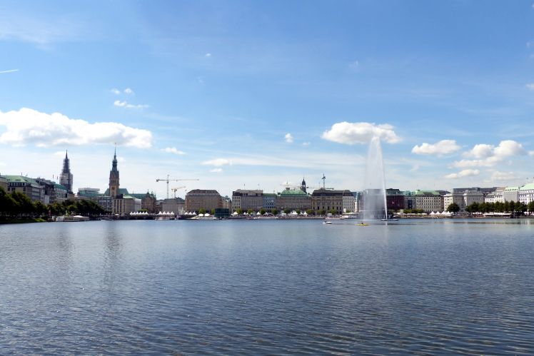 Lombardsbruecke_Internet Size Bella Vista of the Alster lake